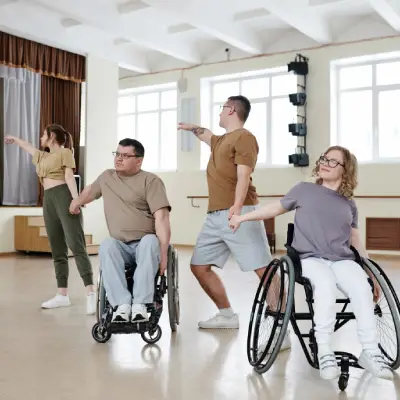 Grupo participando de prática de dança inclusiva com expressão artística e diferentes formas de movimento