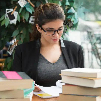 Profissional analisando as diferenças entre pós-graduação lato sensu e stricto sensu