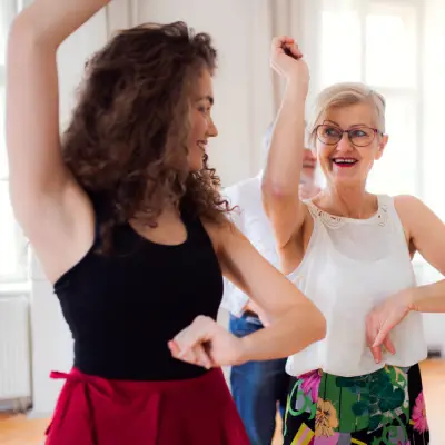 Mulheres participando de atividade de dança com diferentes formas de expressão corporal