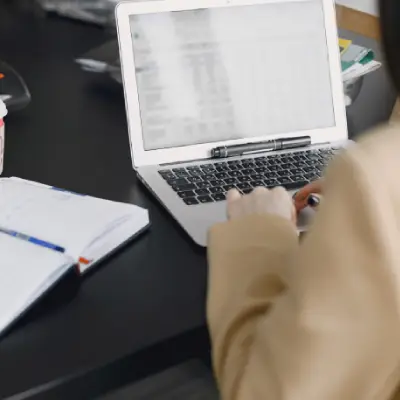 Profissional utilizando ferramentas digitais em um projeto de tradução técnica