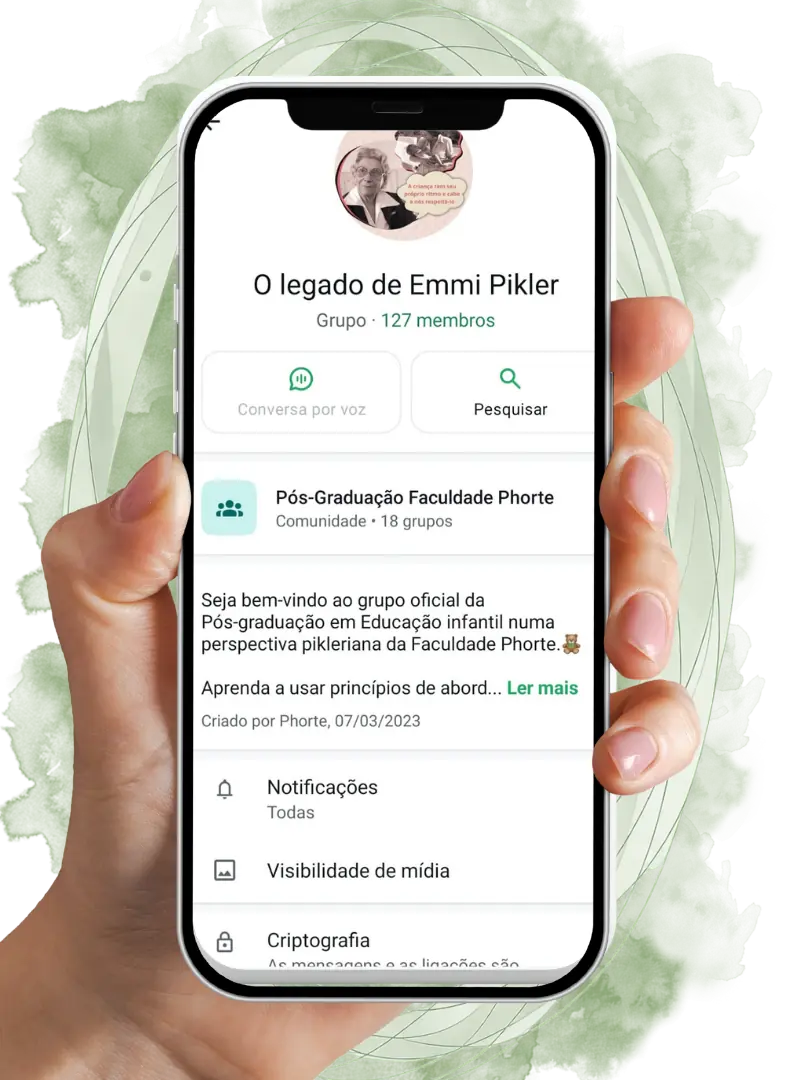 Celular com o grupo de Educação Infantil no WhatsApp