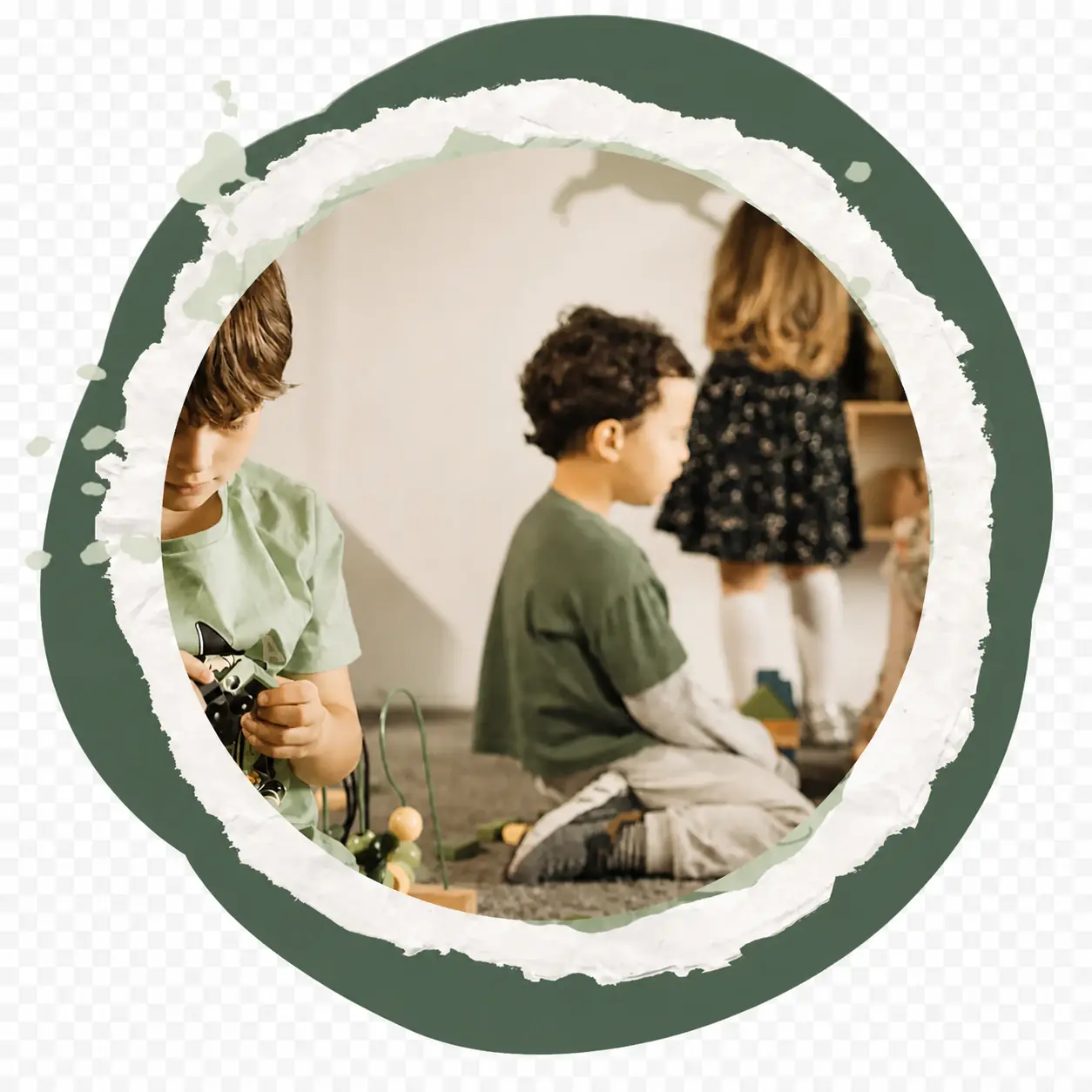 Crianças explorando materiais em uma sala de educação infantil