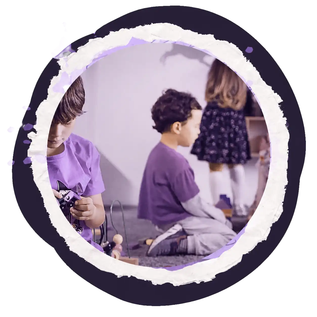 Crianças explorando materiais em uma sala de educação infantil.