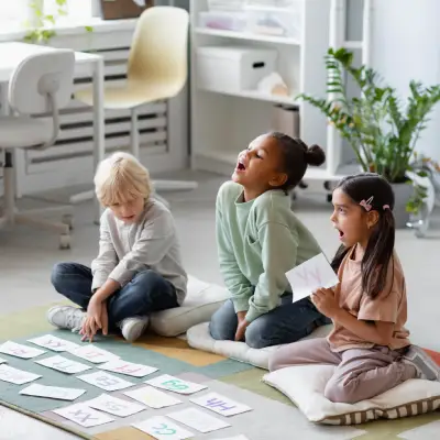 Crianças participando de atividade coletiva em ambiente de Educação Infantil
