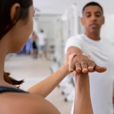 Profissional realizando avaliação funcional do membro superior em contexto musculoesquelético