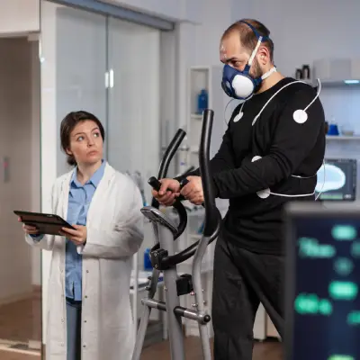 Profissional de saúde acompanhando avaliação durante exercício supervisionado