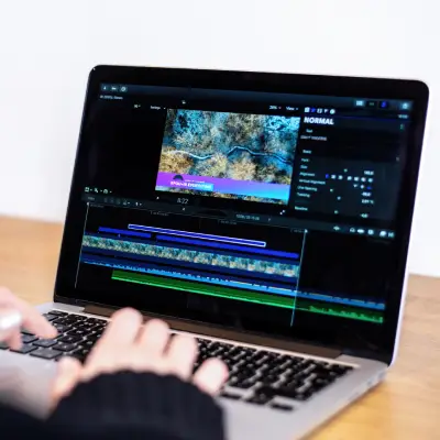 Profissional trabalhando em software de edição de vídeo durante processo de tradução audiovisual e legendagem