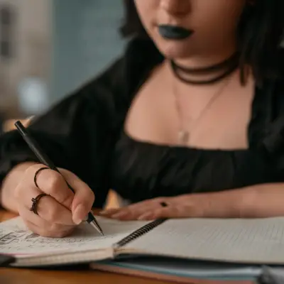 Profissional escrevendo e revisando anotações durante processo de tradução literária