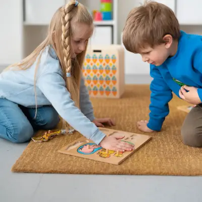 Crianças explorando materiais em ambiente organizado para experiências na Educação Infantil