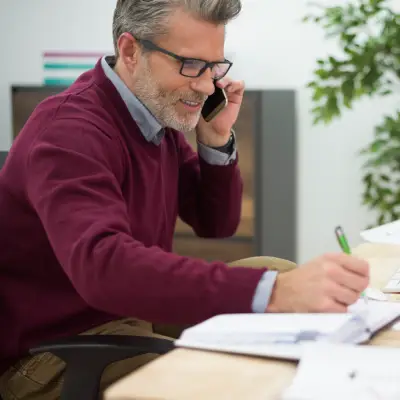 Profissional gerenciando projeto de tradução e localização durante contato com cliente