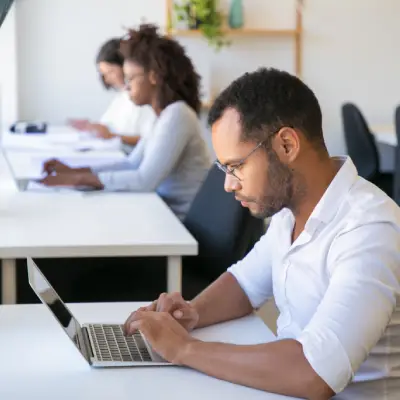 Profissional adulto estudando com notebook em ambiente de pós-graduação