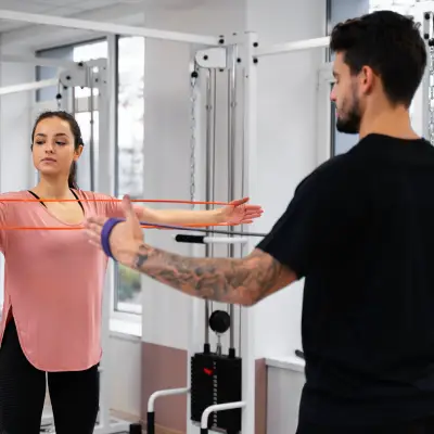 Profissional acompanhando exercício de recuperação funcional após lesão musculoesquelética