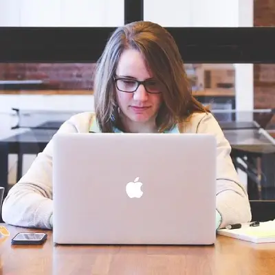 Profissional utilizando tecnologia em atividades relacionadas à tradução e à gestão de projetos