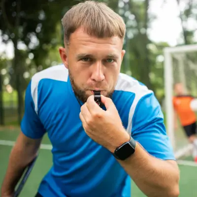 Treinador de futebol em campo durante atividade profissional