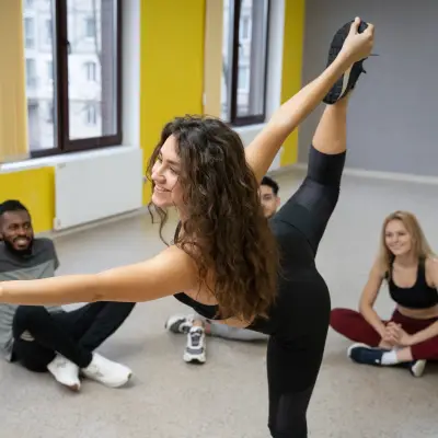Profissional de dança realizando exercício de movimento durante treinamento em grupo