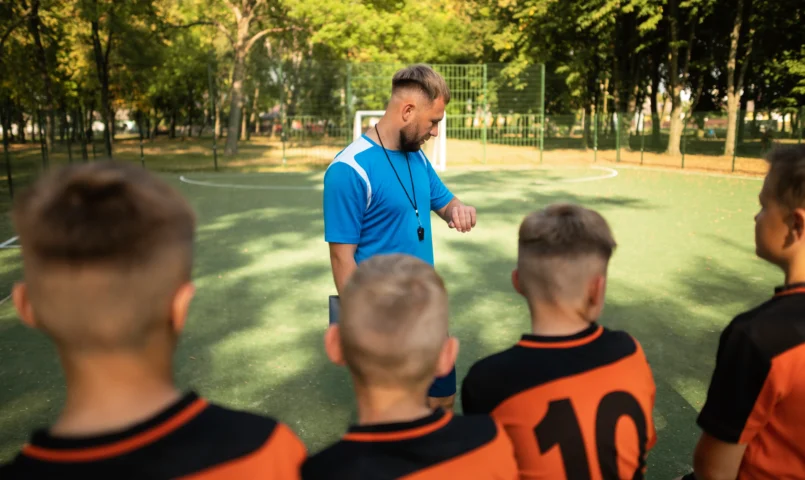 Quais são as vantagens de uma pós em futebol e futsal para treinadores?